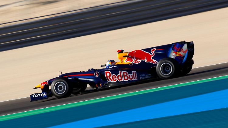 Sebastian Vettel verliert das Rennen wegen eines technischen Defekts. Wahrscheinlich war ein gebrochener Auspuff die Ursache. Der Red Bull verliert ab Runde 34 massiv an Leistung.
