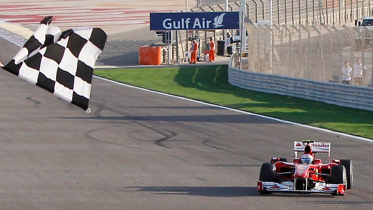 Erstes Rennen für Ferrari, erster Sieg: Fernando Alonso feiert einen Auftalt nach Maß für die Roten in Bahrain.