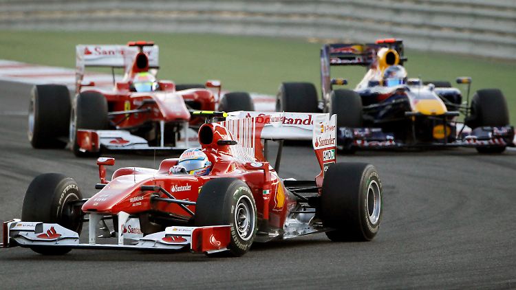 Kampflos muss Vettel die beiden Ferraris von Fernando Alonso und Felipe Massa an sich vorbeiziehen lassen. Ein bitterer Moment für den Deutschen.