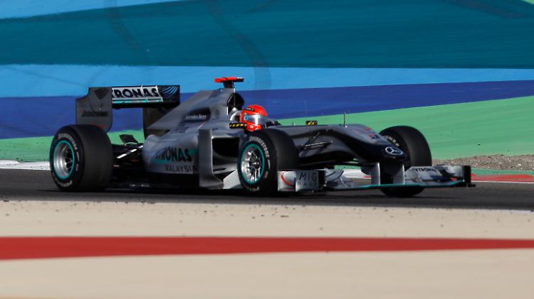 Rückkehrer Michael Schumacher fährt ein relativ entspanntes Rennen. Sein Mercedes kann mit Red Bull und Ferrari nicht mithalten. Am Ende wird es Platz sechs.