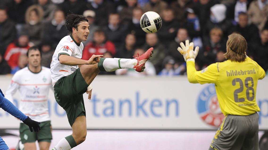 Pizarro beim Tor(schuss) des Tages.
