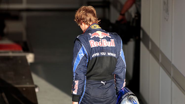 Mit tief hängendem Kopf schleicht er von dannen. Sebastian Vettel hat allen Grund tief frustriert zu sein. Er ist ein großartiges Rennen gefahren und wurde nicht belohnt.