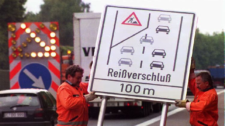 Bis zum Ende durchfahren, dann einfädeln - so funktioniert das Reißverschlussverfahren.