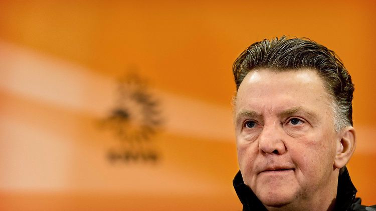 Eitel und erfolgreich, manchmal aber auch erfolglos: Louis van Gaal, der neue alte Trainer der niederländischen Fußball-Nationalmannschaft und von sich überzeugter als von anderen Kollegen - auch von Joachim Löw.