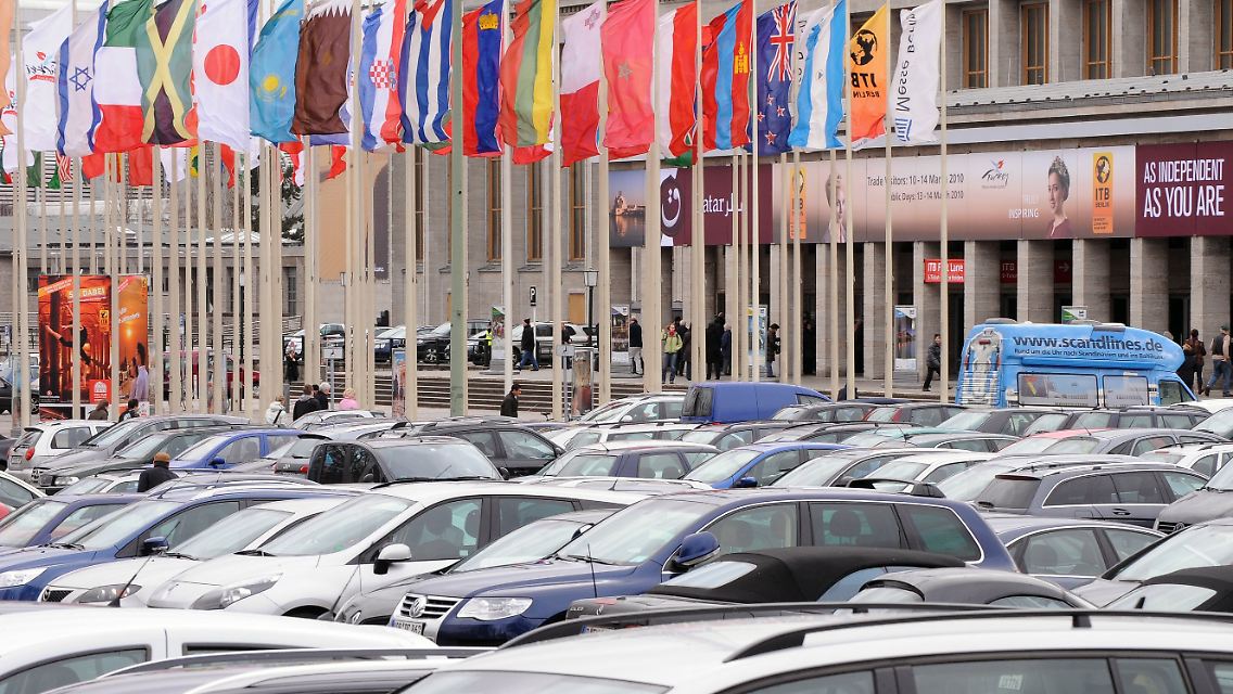 Voll besetzter Parkplatz vor dem Messegelände: Die ITB war gut besucht.