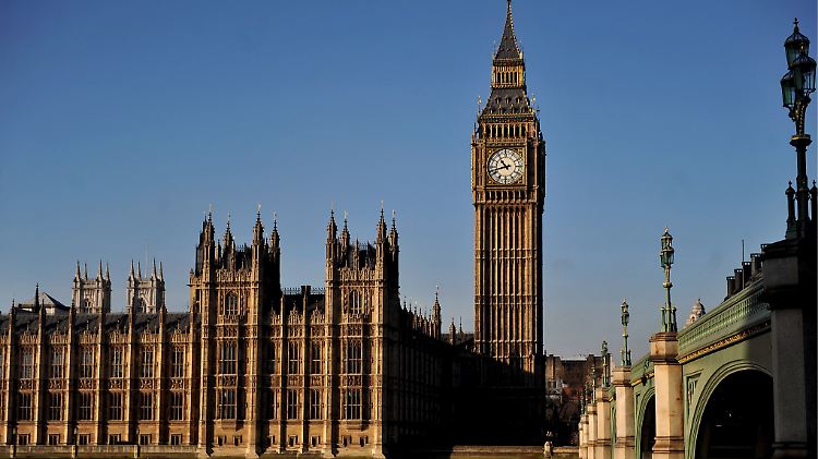 Tony Blair hatte schon 1999 im House of Lords Act mehrere hundert erbliche Sitze abgeschafft.
