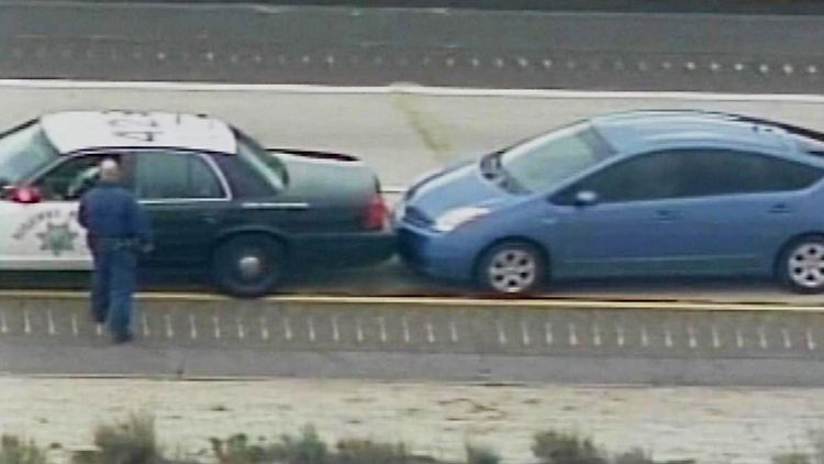 Auf dem Freeway bei San Diego: Ein Fahrzeug der "Highway Patrol" (links) vor dem Toyota Prius des Unglücksfahres.