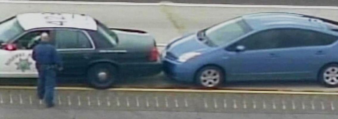 Auf dem Freeway bei San Diego: Ein Fahrzeug der "Highway Patrol" (links) vor dem Toyota Prius des Unglücksfahres.