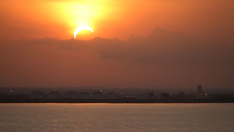 Sonne als Sichel über Darwin Harbour in Darwin, Northern Territory.