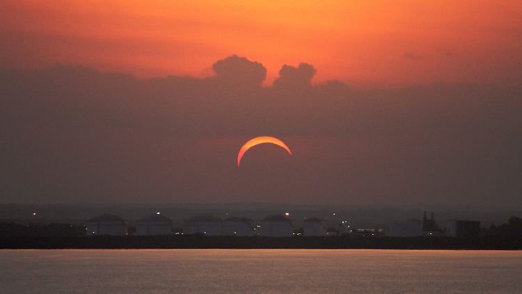 Eine Sonnenfinsternis entsteht, wenn sich von der Erde aus gesehen die Scheibe des Mondes vor diejenige der Sonne schiebt. So geschehen am 14. November 2012 im Osten Australiens (Bild).