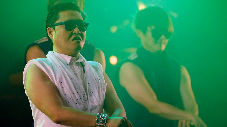 Gangnam sei die Welt von Typen, die ihren Kaffee heiß trinken, die vor Ideen strotzen statt vor Muskeln, skandiert Rapper Psy, während er in Pferdeställen, U-Bahnen und Fahrstühlen auf Frauenjagd geht.