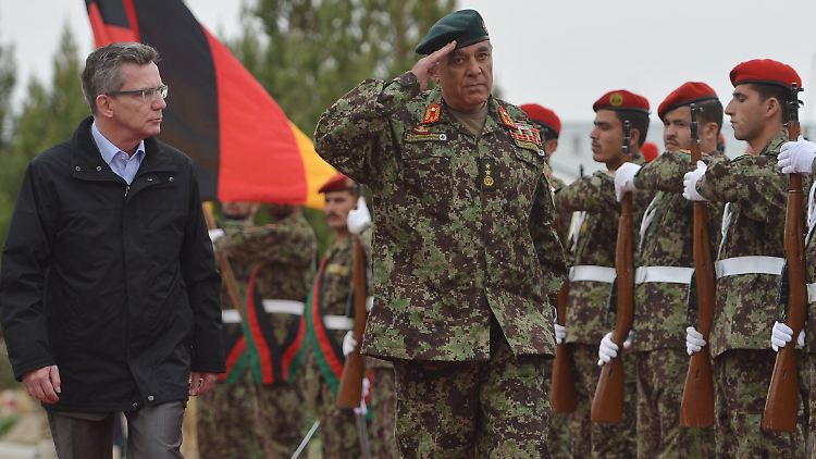 De Maizière hatte am Dienstag die Pionierschule der afghanischen Armee im Camp Shaheen in Masar-i-Scharif besucht.