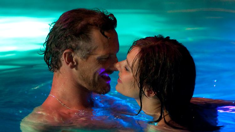 Matt und Sara im Pool eines Düsseldorfer Hotels. Ein paar Wochen darauf ist Sara tot und Matt verhaftet.
