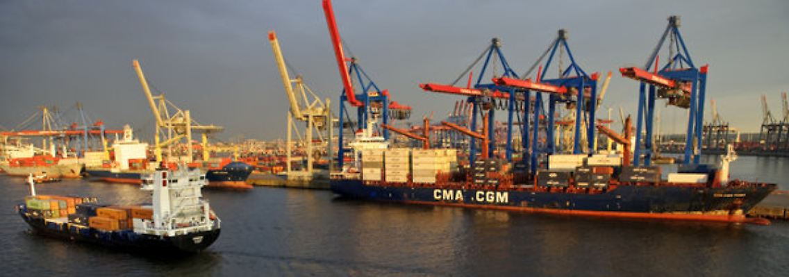 Auch im Hamburger Hafen ist die Krise zu spüren.