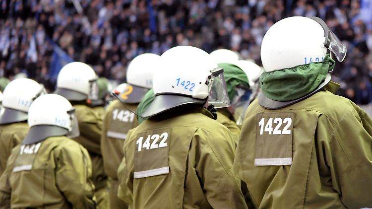 Polizisten sichern das Berliner Olympiastadion vor gewaltbereiten Zuschauern.