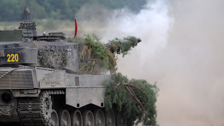 Ein Panzer Leopard des Panzerlehrbataillones 93 der Bundeswehr schießt während eines Ausbildungsschießens auf dem Truppenübungsplatz Oberlausitz nahe dem ostsächsischen Weißwasser.