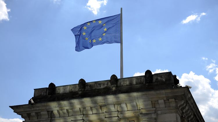 Europaflagge auf dem Reichstagsgebäude: Wie lange hält Deutschland durch?