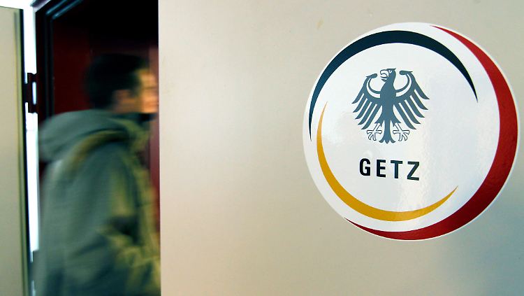 Friedrich stellte das Logo des neuen Gemeinsamen Extremismus- und Terrorismusabwehrzentrums vor.