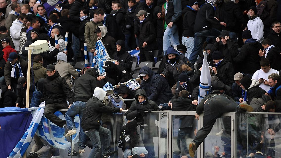 Hooligans randalieren nach der Begegnung Berlin-Nürnberg im Olympiastadion. Die Polizeigewerkschaft fordert Spiele ohne Zuschauer