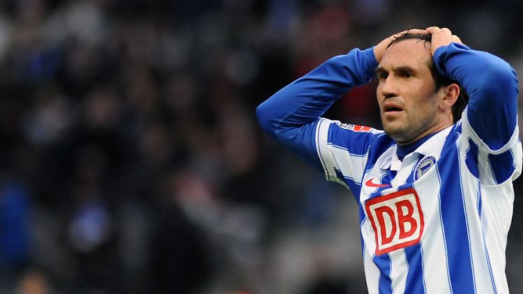 Herthas Stürmer Theofanis Gekas greift sich nach dem Spiel an den Kopf. Die Niederlage gegen Nürnberg ist bezeichnend für die Krisensaison des Berliner Clubs.