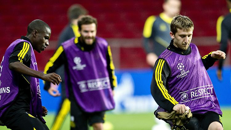 Warmmachen mit den Stars, dann die Chelsea-Bank drücken: So gestaltet sich bislang die Karriere von Marko Marin in England.