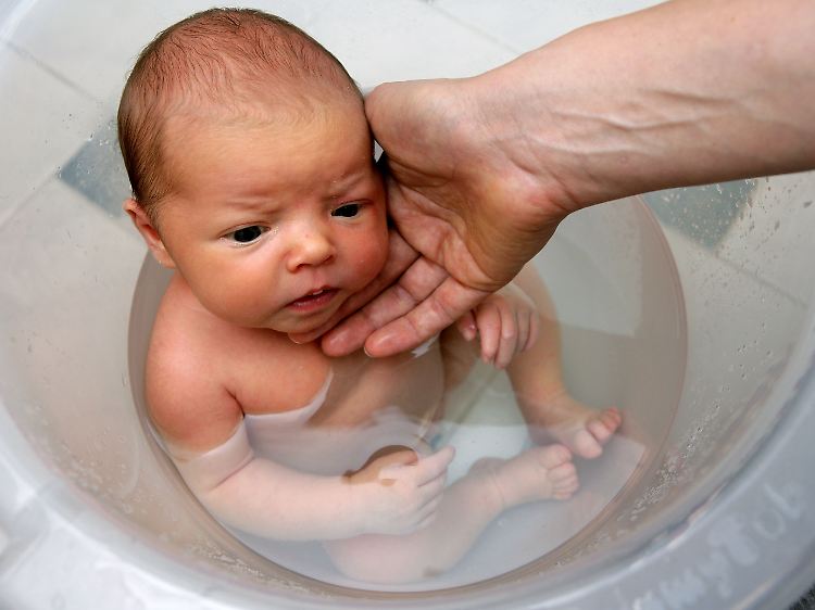 Besonders bei den Kleinsten erfordert das Baden ständige Wachsamkeit.