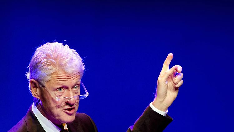 Drückt die Außenministerin nicht einfach weg: Bill Clinton.