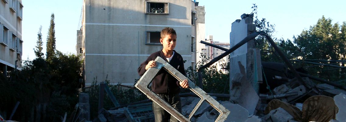 Ein palästinensischer Junge auf den Trümmern eines Hauses.