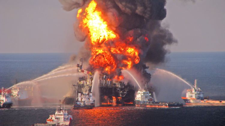 "Deepwater Horizon" - Zwei Tage lang steht die Plattform im April 2010 in Flammen.