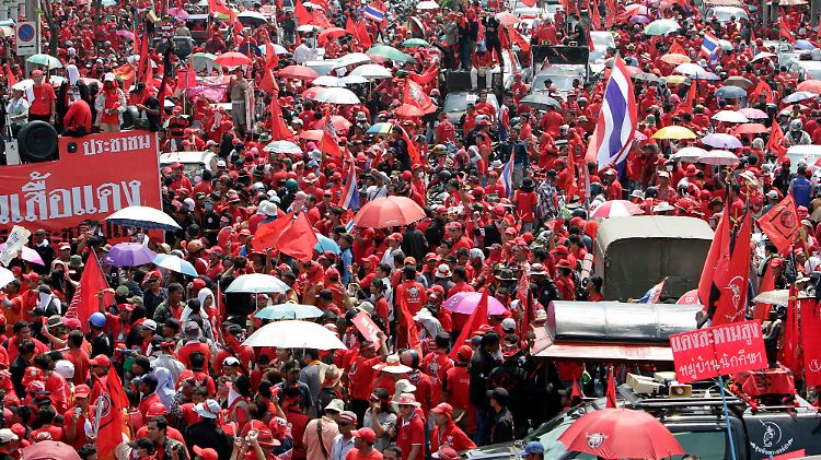 Bangkoks Straßen sind rot.