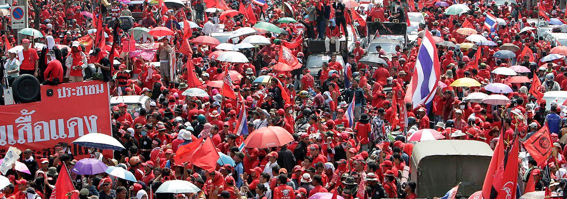 Bangkoks Straßen sind rot.