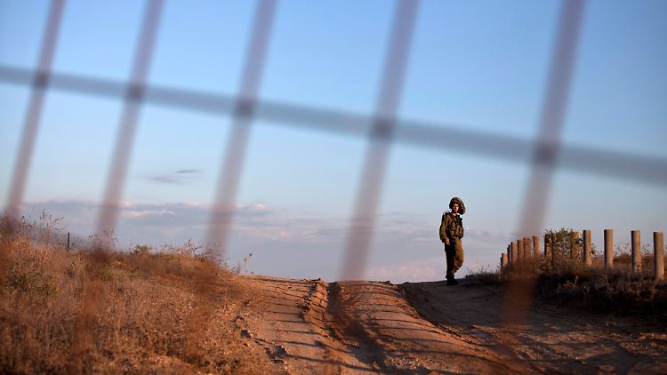 Angespannte Lage: Am Gazastreifen patrouilliert ein israelischer Soldat.