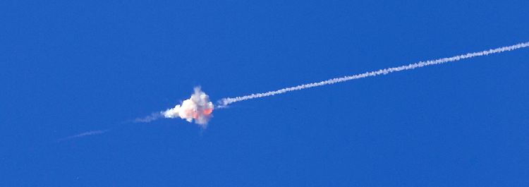 Eine israelische Abwehrrakete zerstört einen aus dem Gazastreifen abgefeuerten Luftkörper.