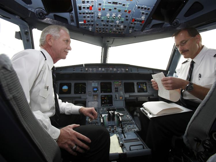 Eine A320 war es, die der "Held vom Hudson" Chesley B. Sullenberger (links) Anfang 2009 trotz beidseitigem Triebwerksausfall sicher auf dem Gewässer vor Manhattan landete.