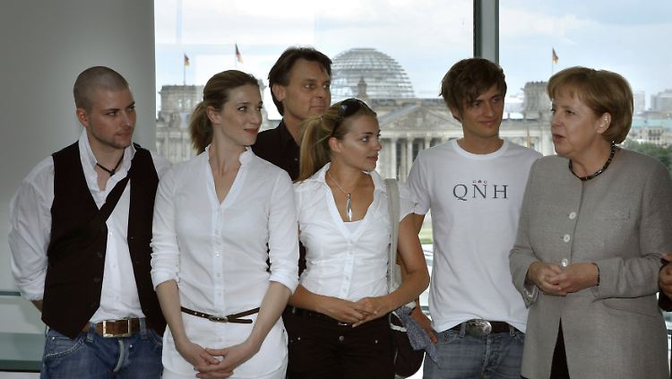 Bundeskanzlerin Angela Merkel traf sich im Mai 2008 mit "Gute Zeiten - Schlechte Zeiten"-Darstellern. Die Seifenoper ist seit 1992 bei RTL auf Sendung und gilt als erfolgreichste Serie im deutschen Fernsehen.