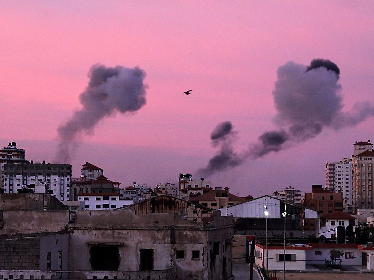 Die israelischen Luftangriffe auf den Gazastreifen hielten auch in der Nacht unvermindert an.