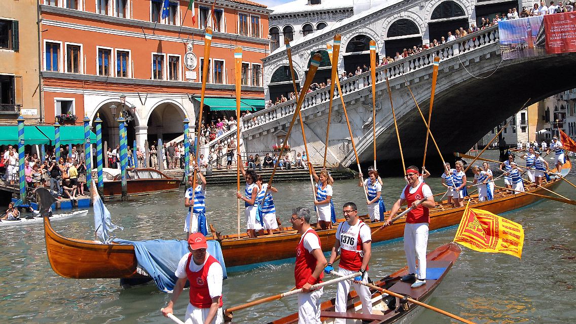 Hoch die Paddel: Wer es bis zur berühmten Rialtobrücke geschafft hat, lässt sich schon einmal feiern.