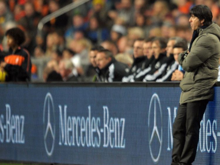 Inmitten der Personalmisere einfach den früheren Stürmer Lukas Podolski in den Sturm zu stellen, war Bundestrainer Joachim Löw offenbar nicht innovativ genug.
