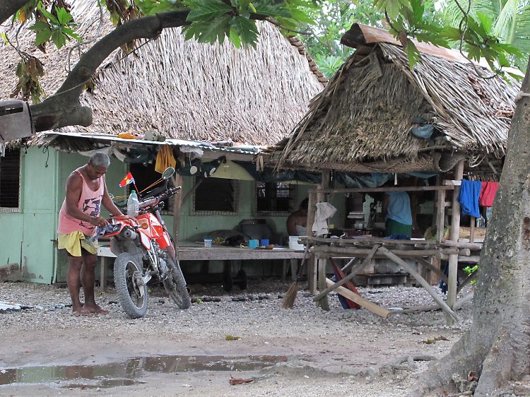 Kiribati ist überbevölkert, es gibt kaum Jobs, alles ist teuer und die Menschen sind bitterarm.