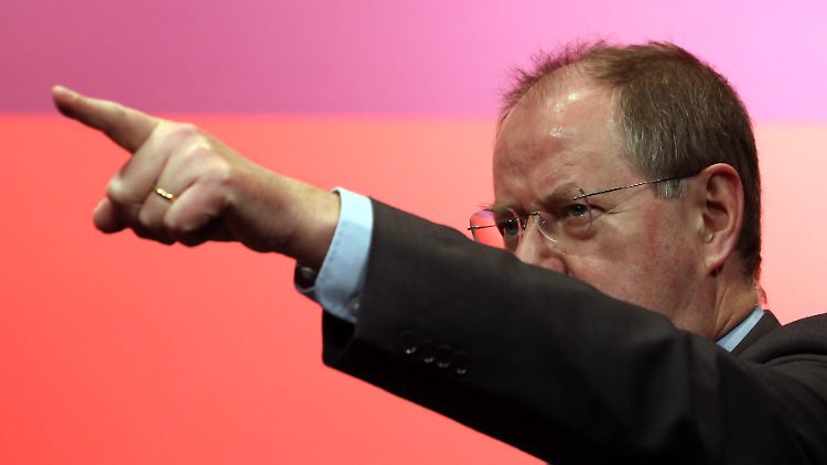 Da geht's hin, zeigt Peer Steinbrück. Aber gehen die Jusos den Weg auch mit?