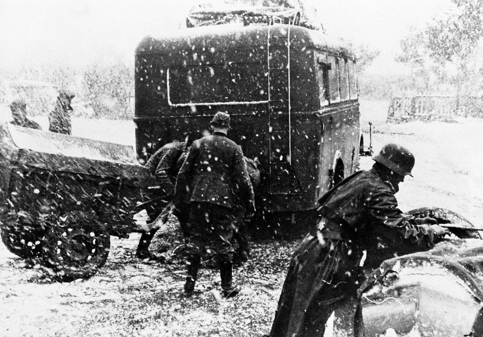 Als der Anfang vom Ende kommt, weht der erste Schneesturm des Winters 1942/43 über Stalingrad hinweg.