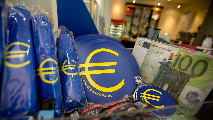 Im "Info-Shop" im Gebäude der Europäischen Zentralbank in Frankfurt gibt es neben Literatur und Münzen auch Regenschirme, Mauspads und Frühstücksbrettchen mit aufgedruckten Euro-Motiven.