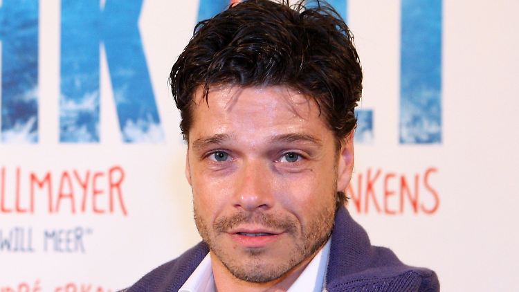 Der Schauspieler Stephen Dürr hat sich Proben für Raabs TV-Turmspringen in einer Berliner Schwimmhalle schwer verletzt. (Archivbild von 2011)