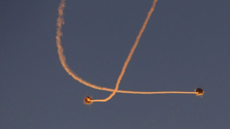 Eine israelische Abwehrrakete zerstört ein palästinensisches Geschoss.