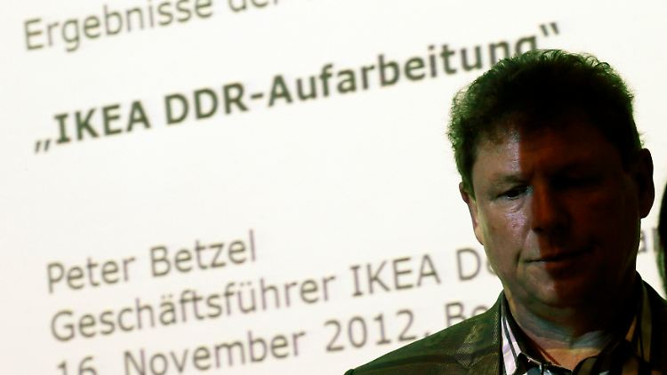 Der Deutschland-Chef von Ikea, Peter Betzel, präsentiert die Studie in den Räumen der Stasi-Unterlagenbehörde.