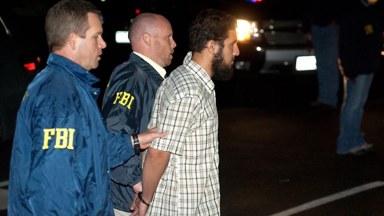 FBI-Agenten führen Najibullah Zazi (r), Afghane mit US-Wohnsitz, in Aurora (Colorado) ab. Zazi plante angeblich nach einem Terrortraining in Pakistan in New York eine "Märtyrer-Operation". (Archivbild vom 19.09.2009)
