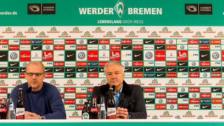 Einer fehlt: Werder-Coach Thomas Schaaf sitzt mit Mediendirektor Tino Polster bei der Pressekonferenz. der Platz von Ex-Manager Klaus Allofs bleibt frei.