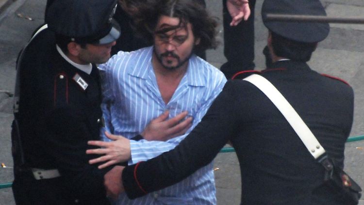 Stop! Carabinieri halten Johnny Depp fest, ...