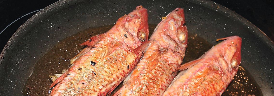 Typischer Fischgeruch entfaltet sich beim Braten der Tiere.