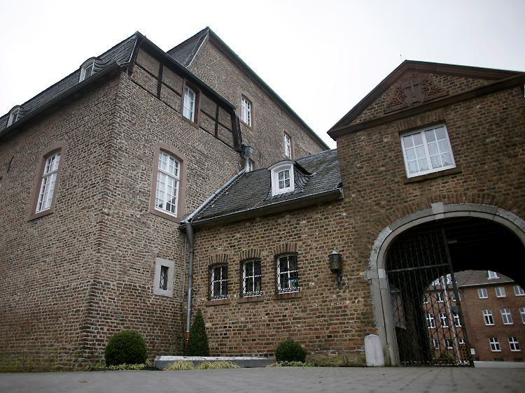 Auch drei ehemalige Schüler des katholischen Internats und Gymnasiums Haus Overbach in Jülich berichteten über sexuellen Missbrauch in den 50er Jahren.